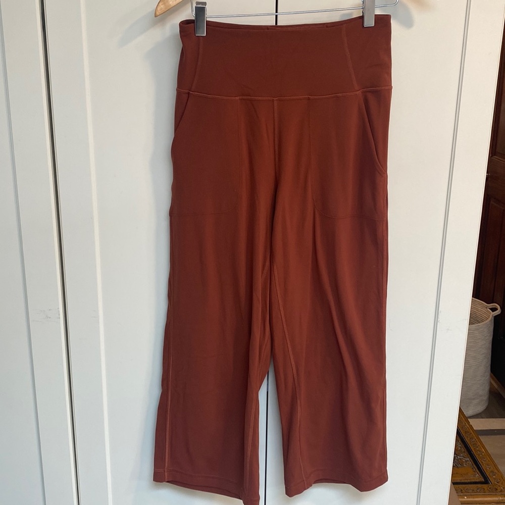 Lululemon Align super high rise wide leg crop size 6 clay color EUC
